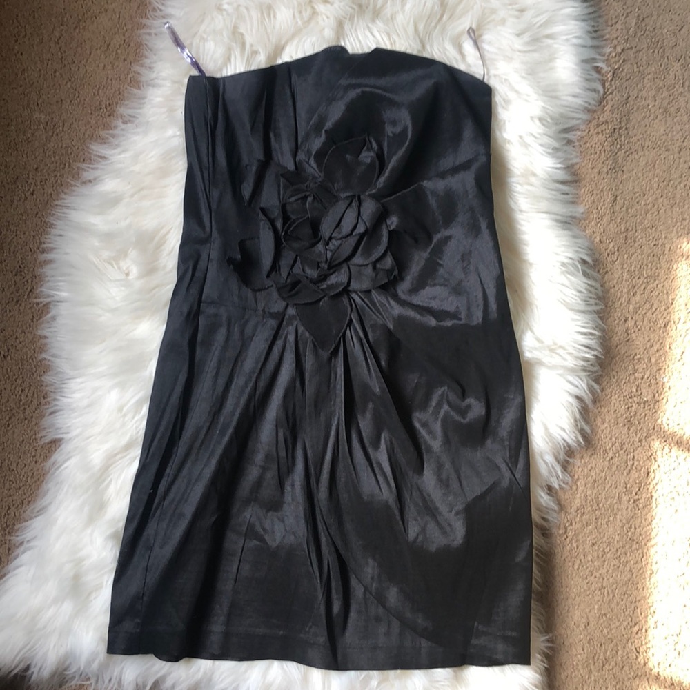 Alyn Paige New York | black dress flower  9/10